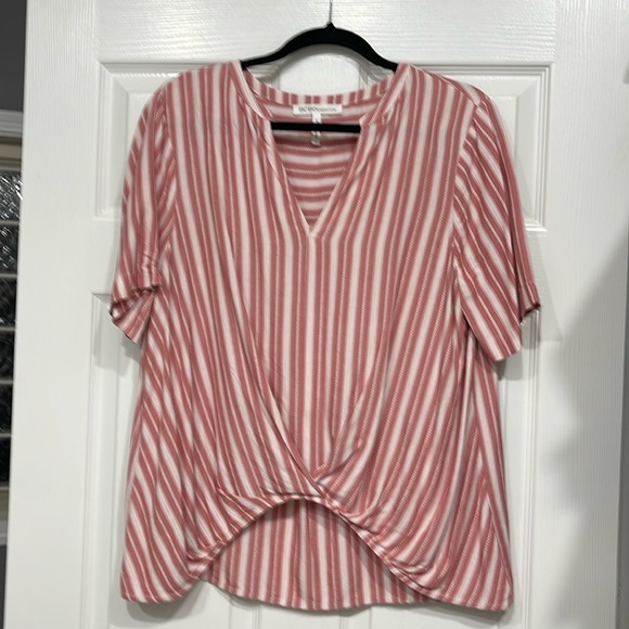 BCBGeneration top. Light red. Size large. - Picture 1 of 3